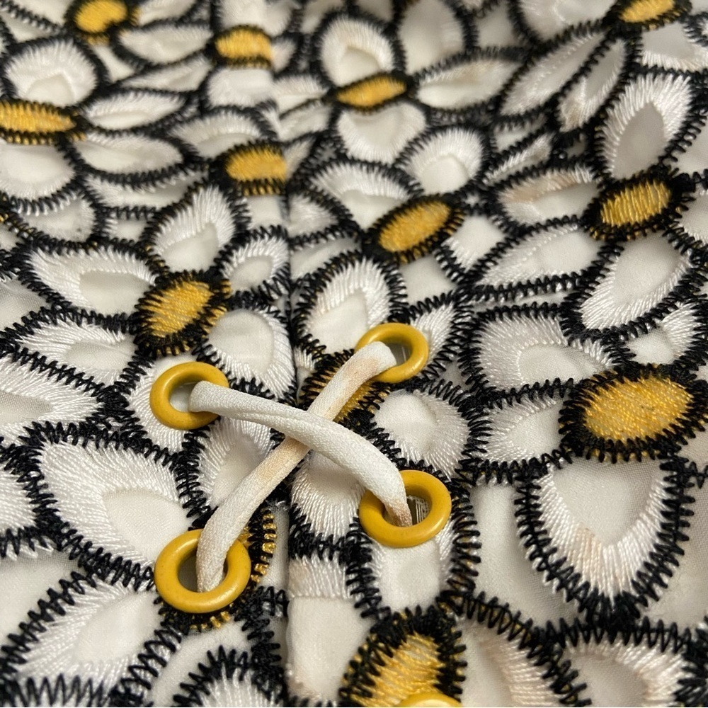 Nbd Daisy Embroidered Mini Skirt in White Daisy 28390 - Picture 5 of 14